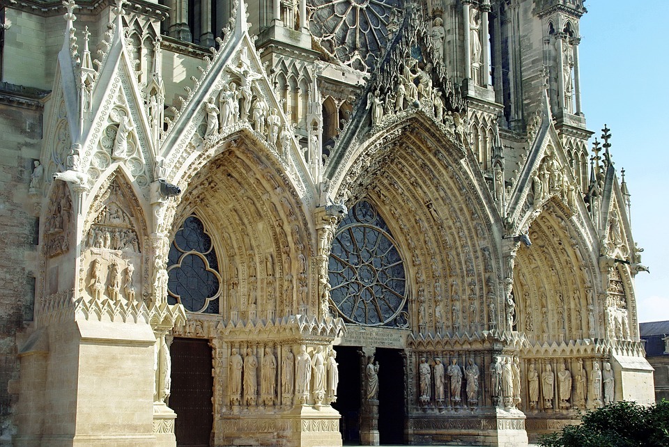 Kiến trúc Gothic là phong cách kiến trúc bắt đầu phát triển từ nửa sau thời Trung cổ ở Tây Âu. Lối kiến trúc này thể hiện rõ nhất trong vẻ đẹp các nhà thờ, thánh đường và một số công trình dân dụng khác