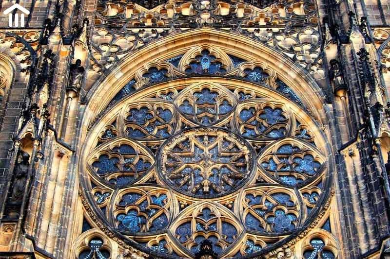 Kiến trúc Gothic là phong cách kiến trúc bắt đầu phát triển từ nửa sau thời Trung cổ ở Tây Âu. Lối kiến trúc này thể hiện rõ nhất trong vẻ đẹp các nhà thờ, thánh đường và một số công trình dân dụng khác