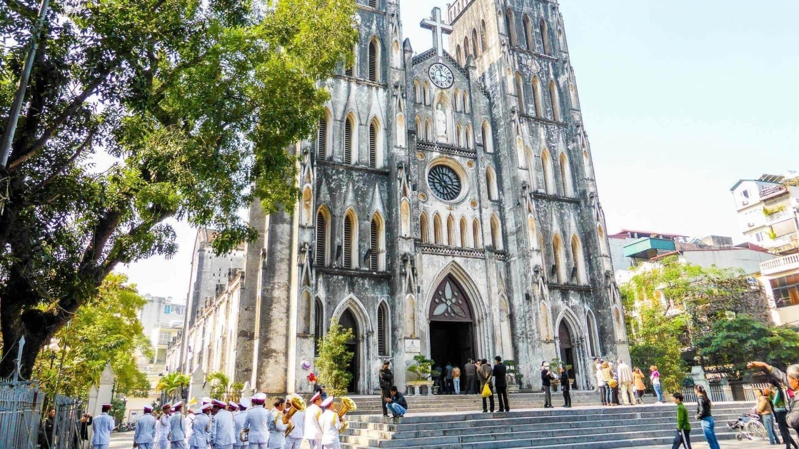 Kiến trúc Gothic là phong cách kiến trúc bắt đầu phát triển từ nửa sau thời Trung cổ ở Tây Âu. Lối kiến trúc này thể hiện rõ nhất trong vẻ đẹp các nhà thờ, thánh đường và một số công trình dân dụng khác