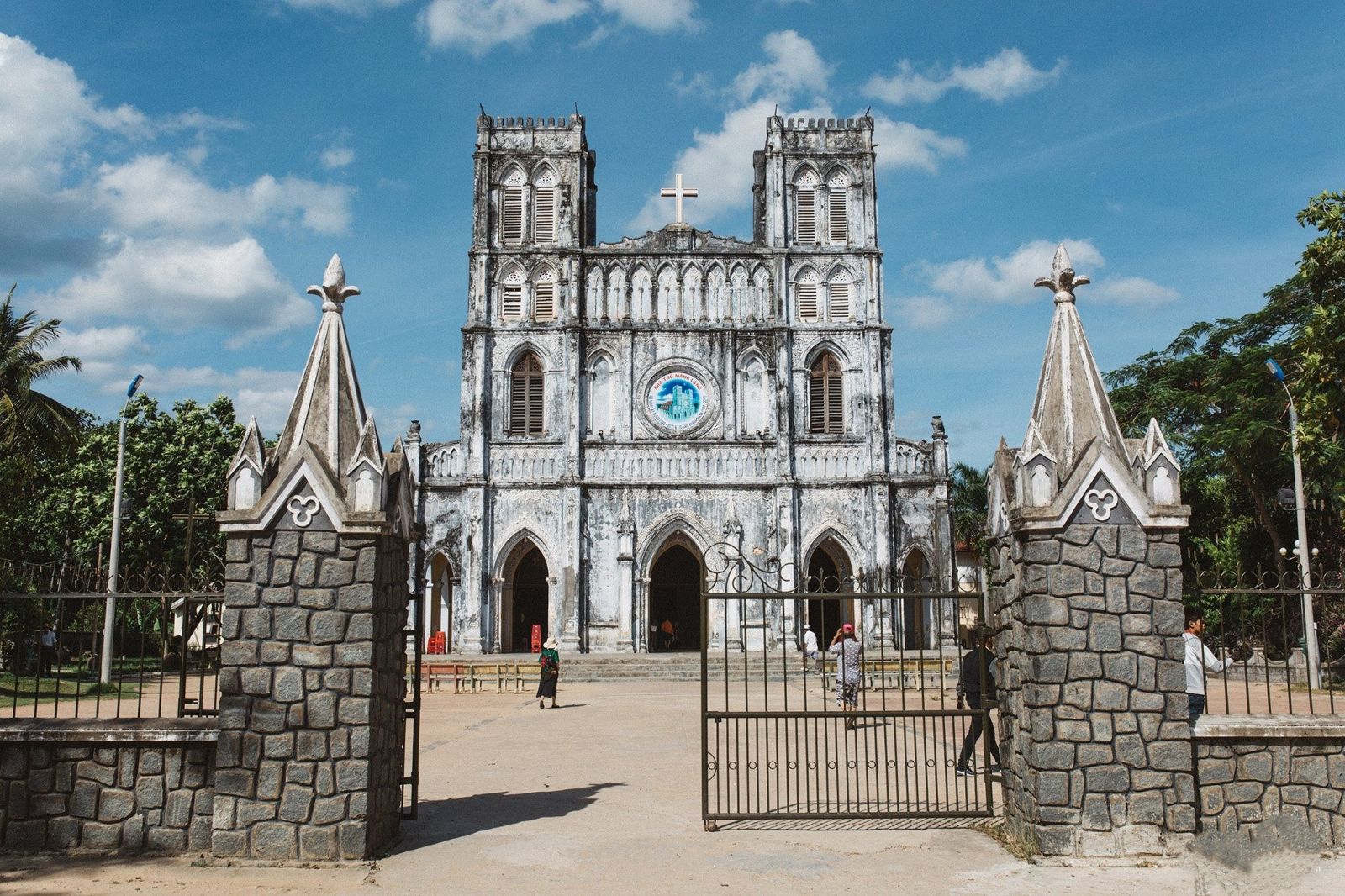 Kiến trúc Gothic là phong cách kiến trúc bắt đầu phát triển từ nửa sau thời Trung cổ ở Tây Âu. Lối kiến trúc này thể hiện rõ nhất trong vẻ đẹp các nhà thờ, thánh đường và một số công trình dân dụng khác