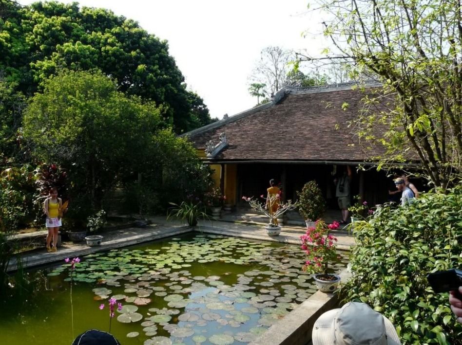 Sân vườn trước nhà kiểu truyền thống