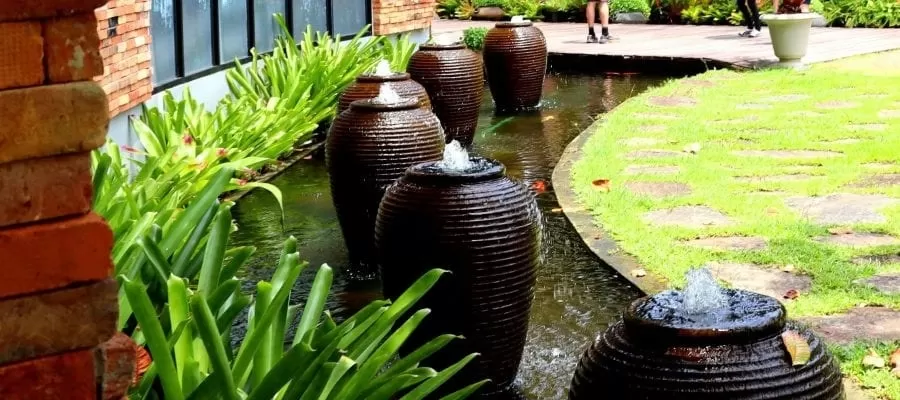 Trang trí sân vườn trước nhà bằng bình gốm may mắn