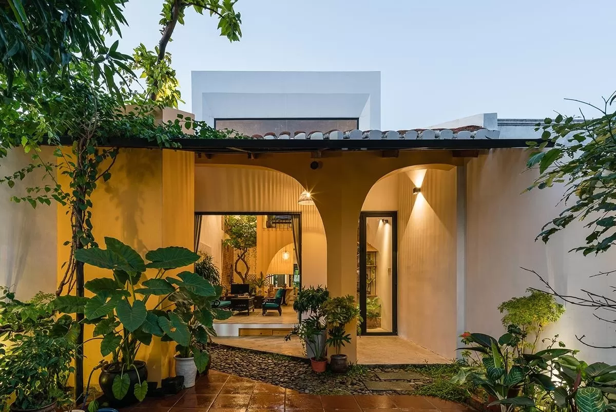 Giếng trời dẫn từ mái bằng xuống sàn tầng trệt