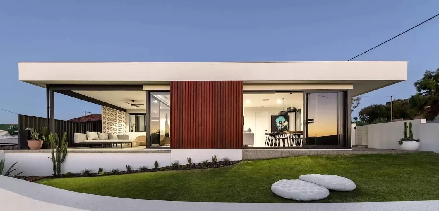 Nhà mái bằng phong cách hiện đại nổi bật những mảng tường phẳng, khối nhà vuông vắn, được trang bị nội thất tiện nghi, cao cấp. Bên ngoài căn nhà bố trí hệ sân vườn rộng lớn, nhiều cây xanh hoặc hồ bơi thư giãn