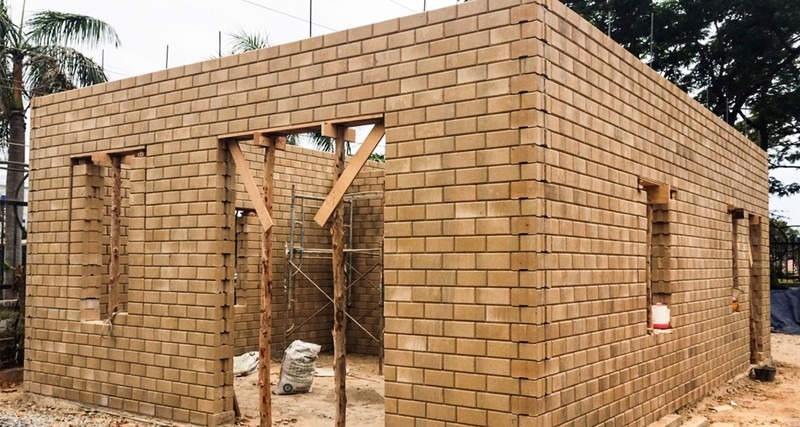 Nếu gia chủ yêu thích một căn nhà có vẻ đẹp độc đáo, tiết kiệm chi phí thì nên xây gạch không vữa, hoặc dùng loại gạch này để trang trí nội thất, cột nhà, phòng ăn, tường rào, khoảng sân, giếng nước.