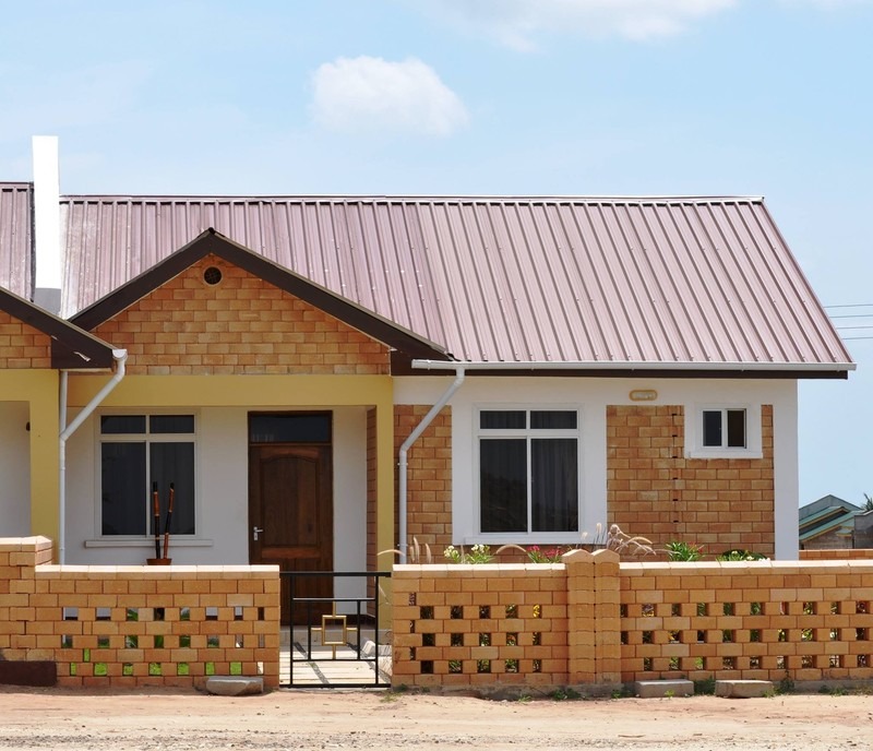 Nếu gia chủ yêu thích một căn nhà có vẻ đẹp độc đáo, tiết kiệm chi phí thì nên xây gạch không vữa, hoặc dùng loại gạch này để trang trí nội thất, cột nhà, phòng ăn, tường rào, khoảng sân, giếng nước.