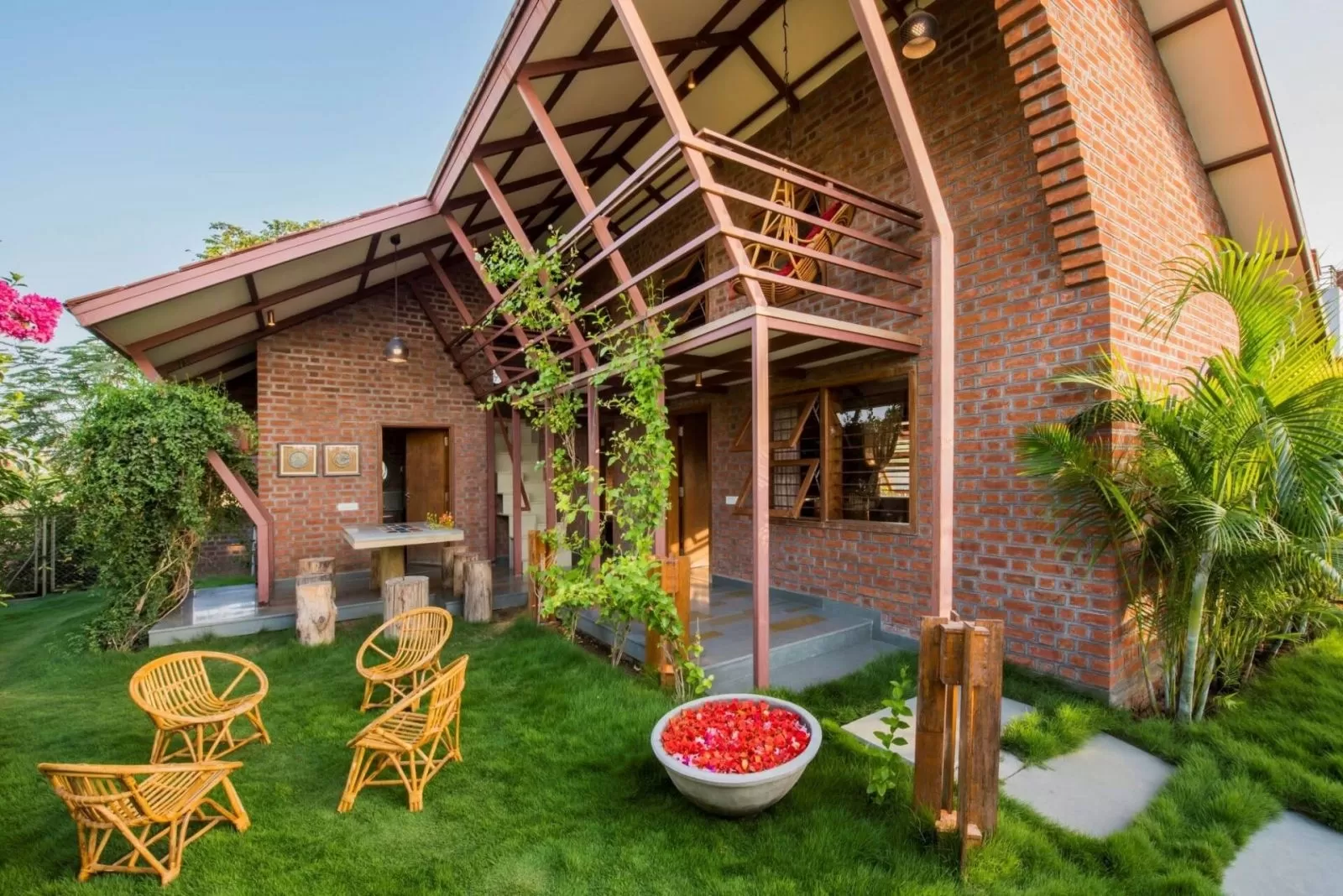 Nếu gia chủ yêu thích một căn nhà có vẻ đẹp độc đáo, tiết kiệm chi phí thì nên xây gạch không vữa, hoặc dùng loại gạch này để trang trí nội thất, cột nhà, phòng ăn, tường rào, khoảng sân, giếng nước.