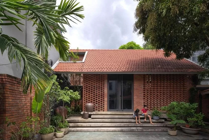 Nếu gia chủ yêu thích một căn nhà có vẻ đẹp độc đáo, tiết kiệm chi phí thì nên xây gạch không vữa, hoặc dùng loại gạch này để trang trí nội thất, cột nhà, phòng ăn, tường rào, khoảng sân, giếng nước.