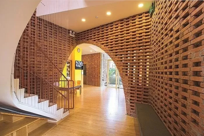 Nếu gia chủ yêu thích một căn nhà có vẻ đẹp độc đáo, tiết kiệm chi phí thì nên xây gạch không vữa, hoặc dùng loại gạch này để trang trí nội thất, cột nhà, phòng ăn, tường rào, khoảng sân, giếng nước.