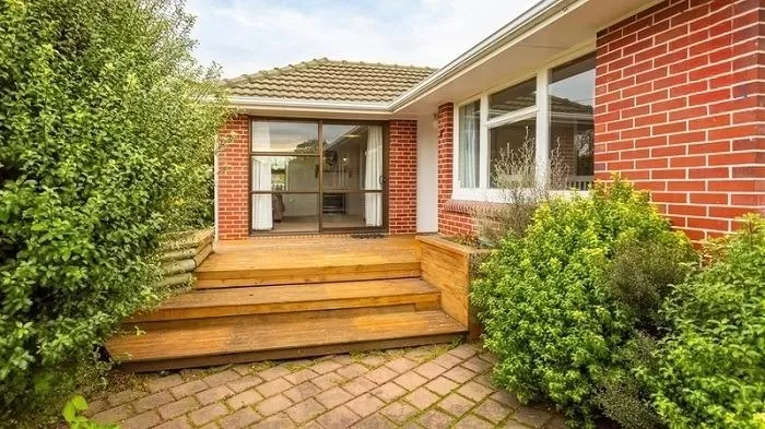 Nếu gia chủ yêu thích một căn nhà có vẻ đẹp độc đáo, tiết kiệm chi phí thì nên xây gạch không vữa, hoặc dùng loại gạch này để trang trí nội thất, cột nhà, phòng ăn, tường rào, khoảng sân, giếng nước.