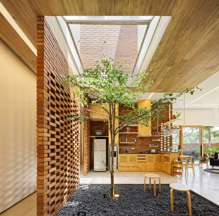 Nếu gia chủ yêu thích một căn nhà có vẻ đẹp độc đáo, tiết kiệm chi phí thì nên xây gạch không vữa, hoặc dùng loại gạch này để trang trí nội thất, cột nhà, phòng ăn, tường rào, khoảng sân, giếng nước.