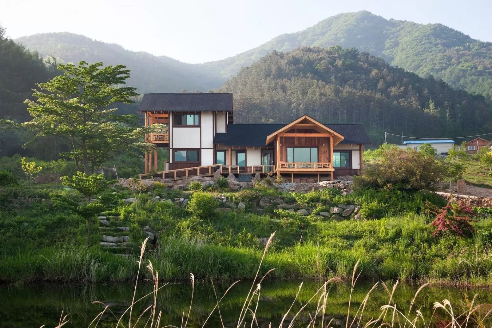 Sử dụng vật tư lát sàn và dán tường có tính ứng dụng cao