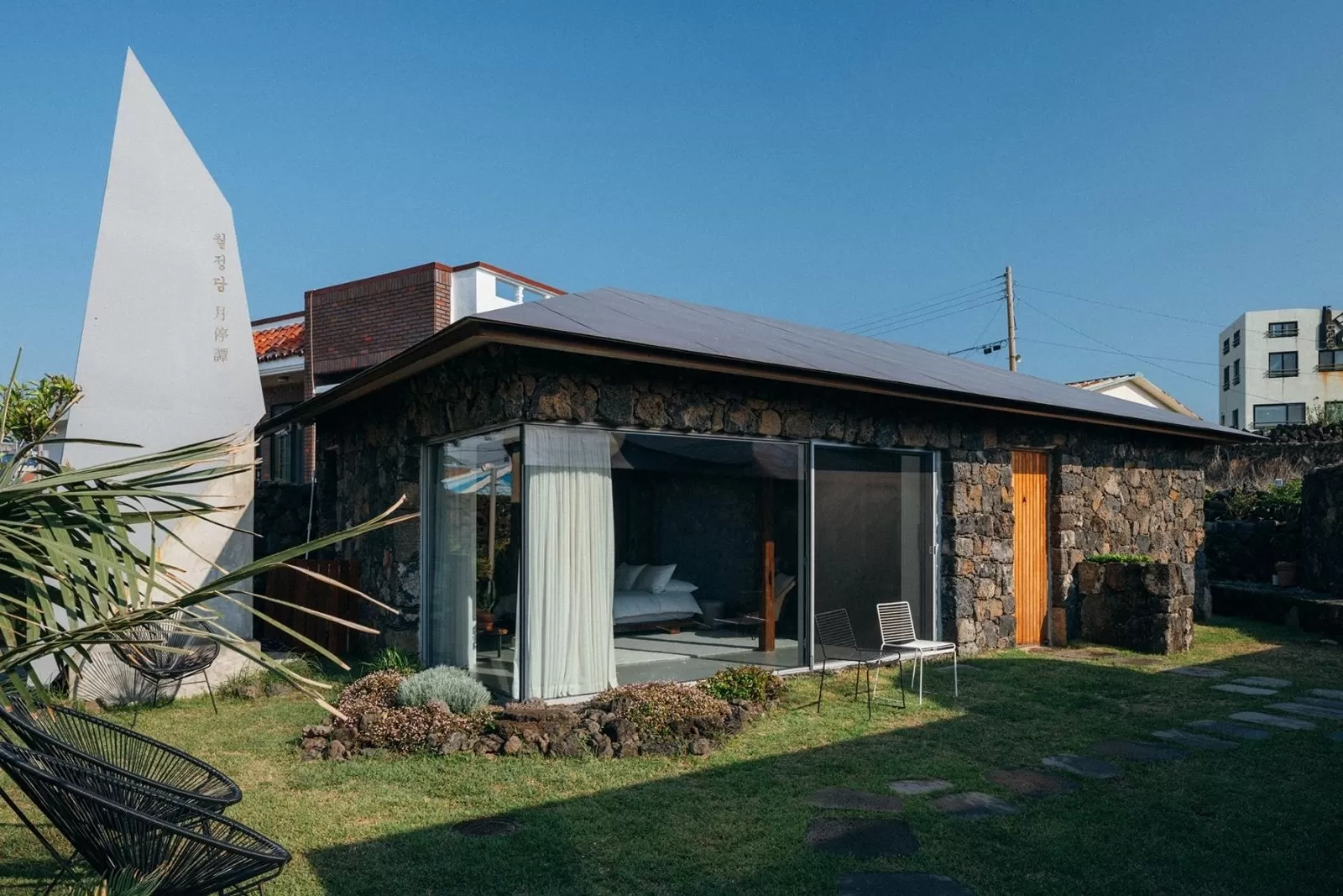 Sắp xếp nội thất gọn gàng tinh giản