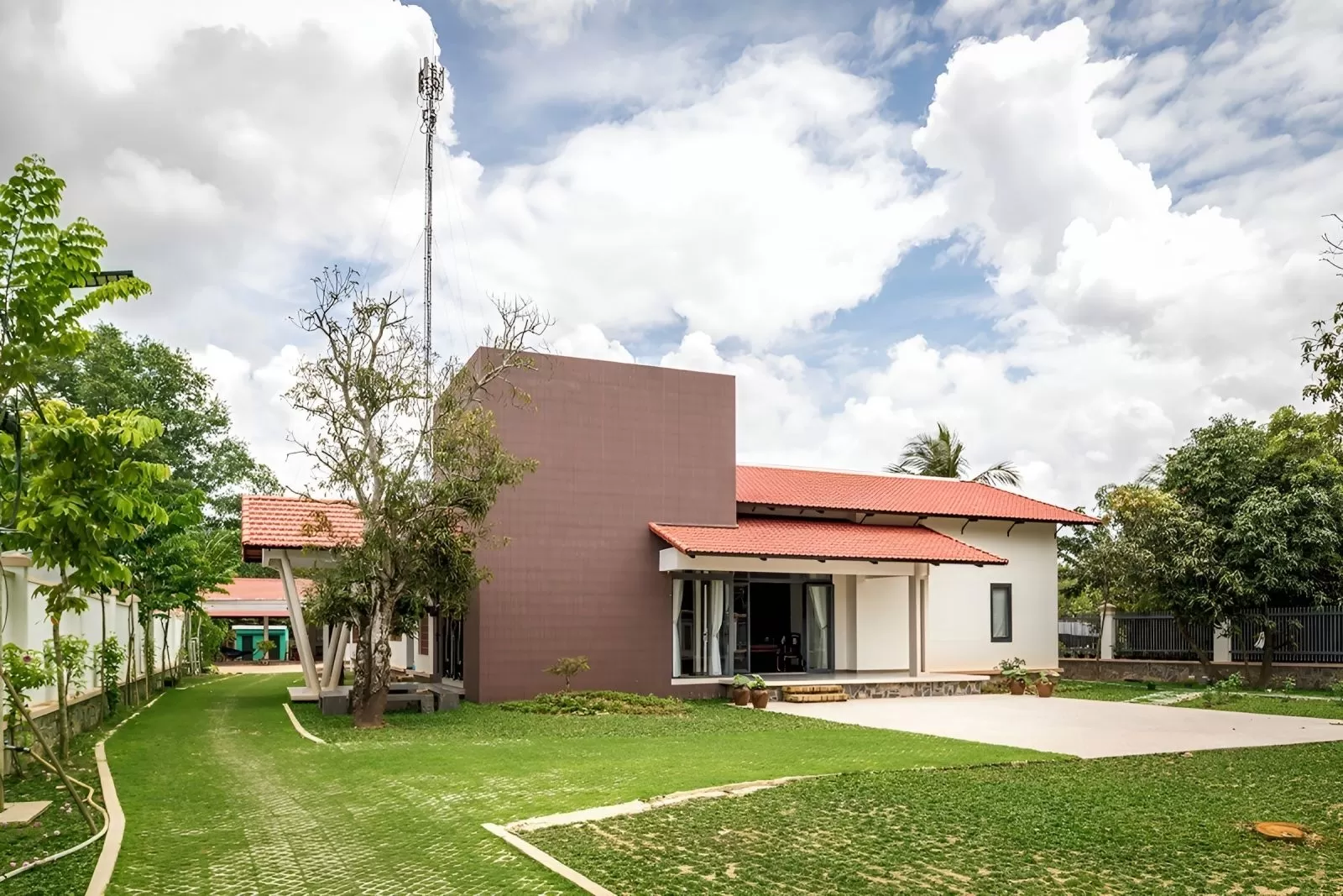 Nhà vườn nông thôn nam bộ là loại nhà ở theo kiến trúc nhà vườn, mang theo sự giản dị, mộc mạc đúng như bản chất thuộc về người dân sông nước