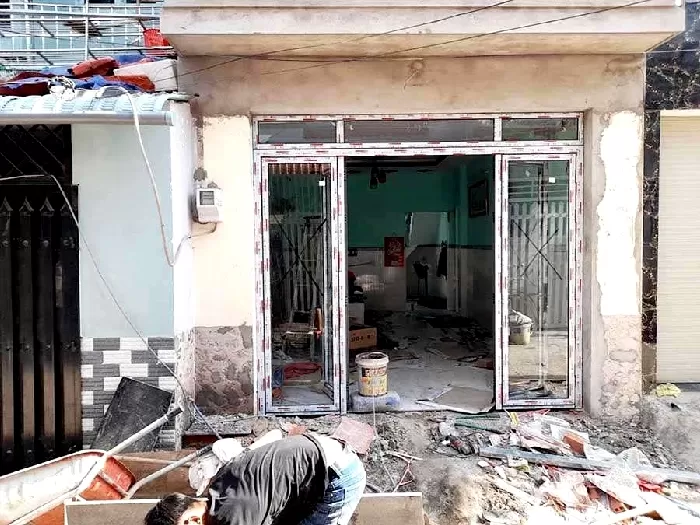 Tháo dỡ nhà cấp 4 chuẩn bị cho công cuộc sửa chữa