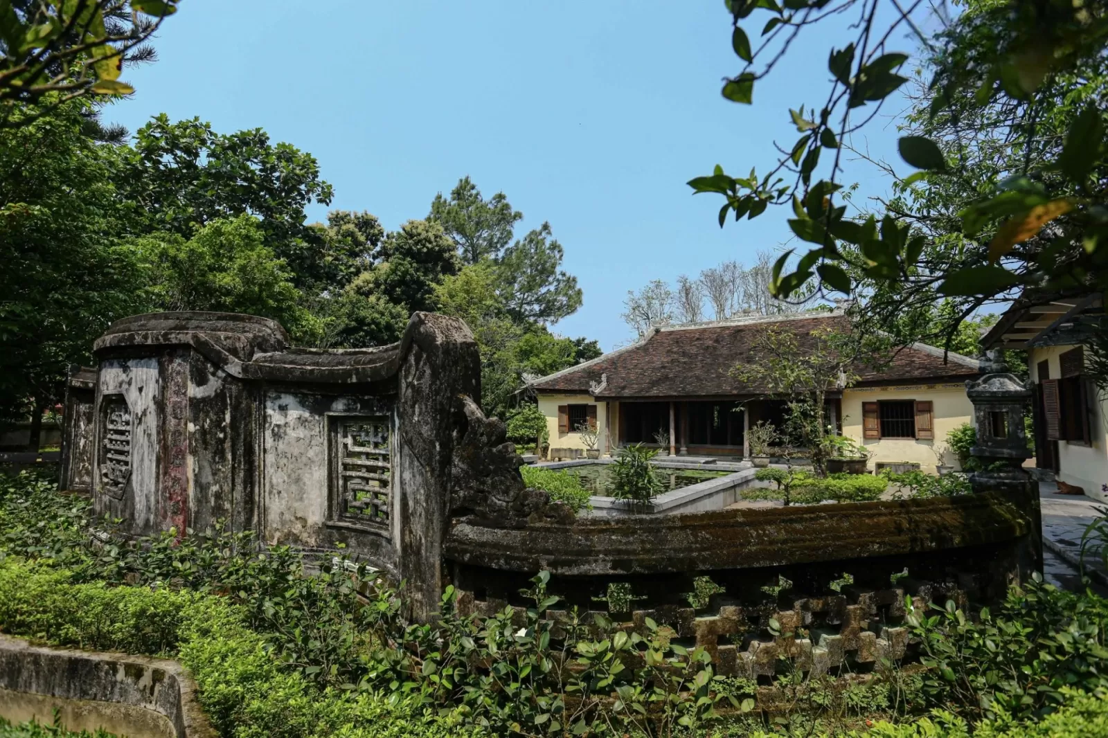 Cổng chính không được có kích thước quá rộng