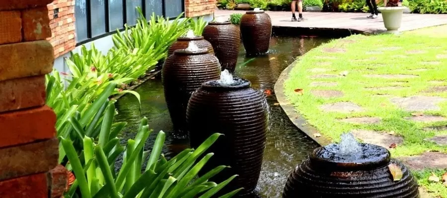 Trang trí nhà vườn bằng vật phẩm phong thuỷ may mắn như các bình gốm lớn