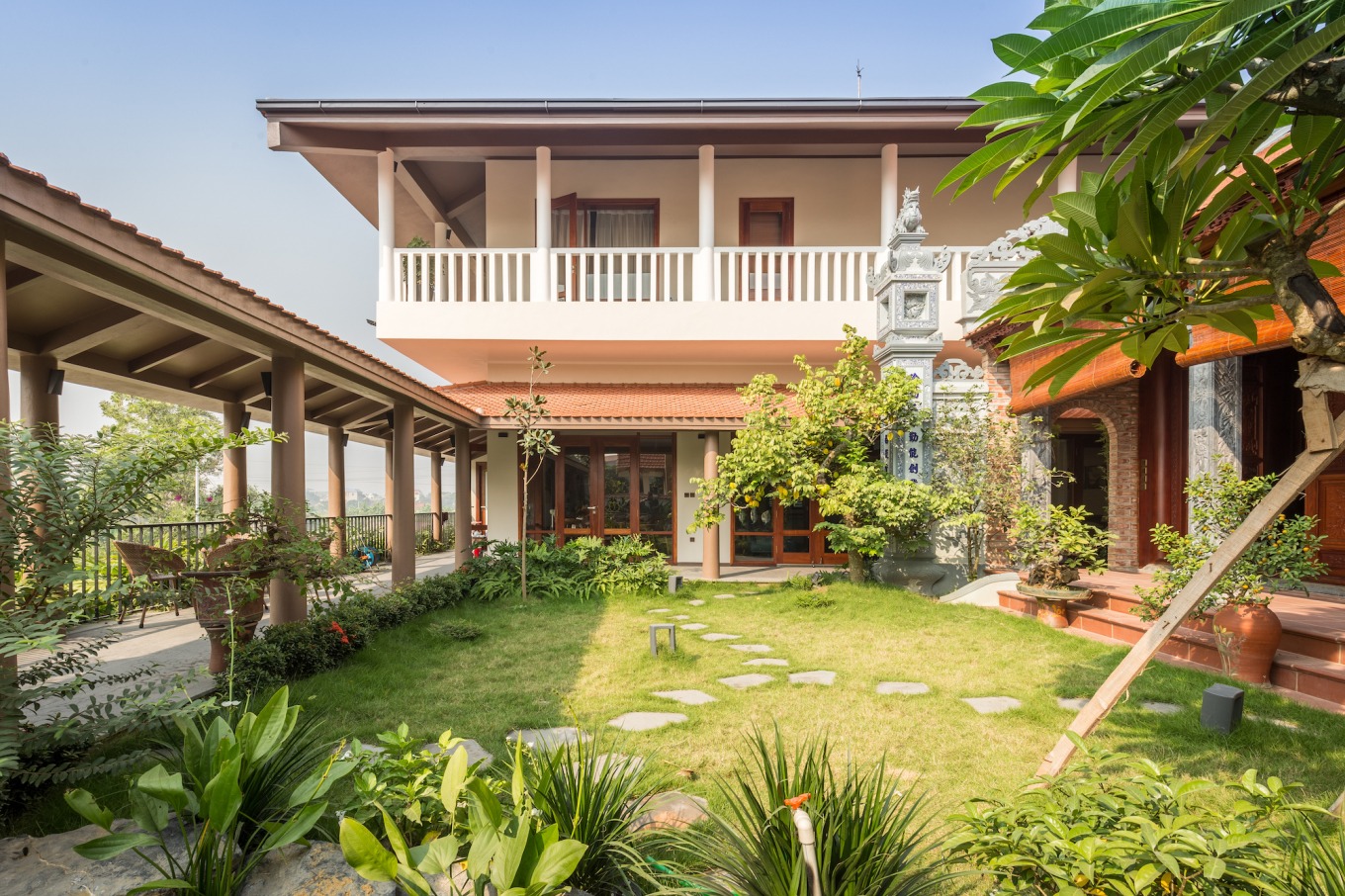 Trang trí sân vườn phù hợp với kiến trúc tổng thể ngôi nhà