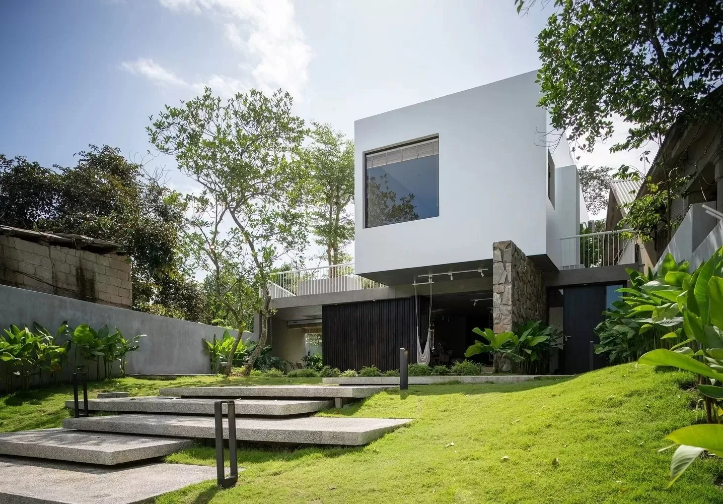 Thiết kế nhà 2 tầng 4 phòng ngủ mái bằng giá rẻ