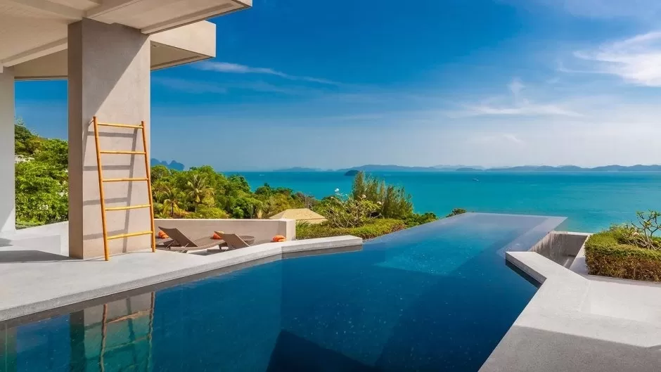 Đục mở các đường nứt và làm sạch để chuẩn bị cho việc chống thấm