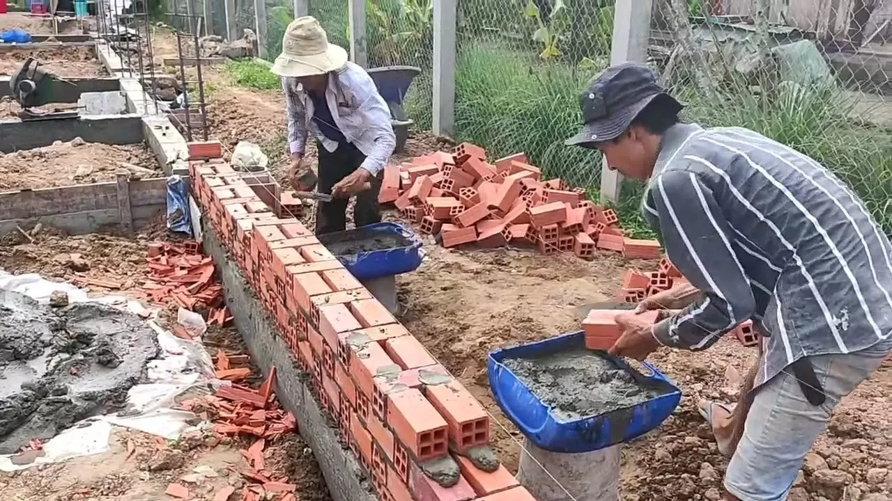 Gia chủ nên lựa chọn tầng 1 xây tường 20 để tạo sự vững chắc, các không gian từ tầng 2 trở lên có thể sử dụng tường 15