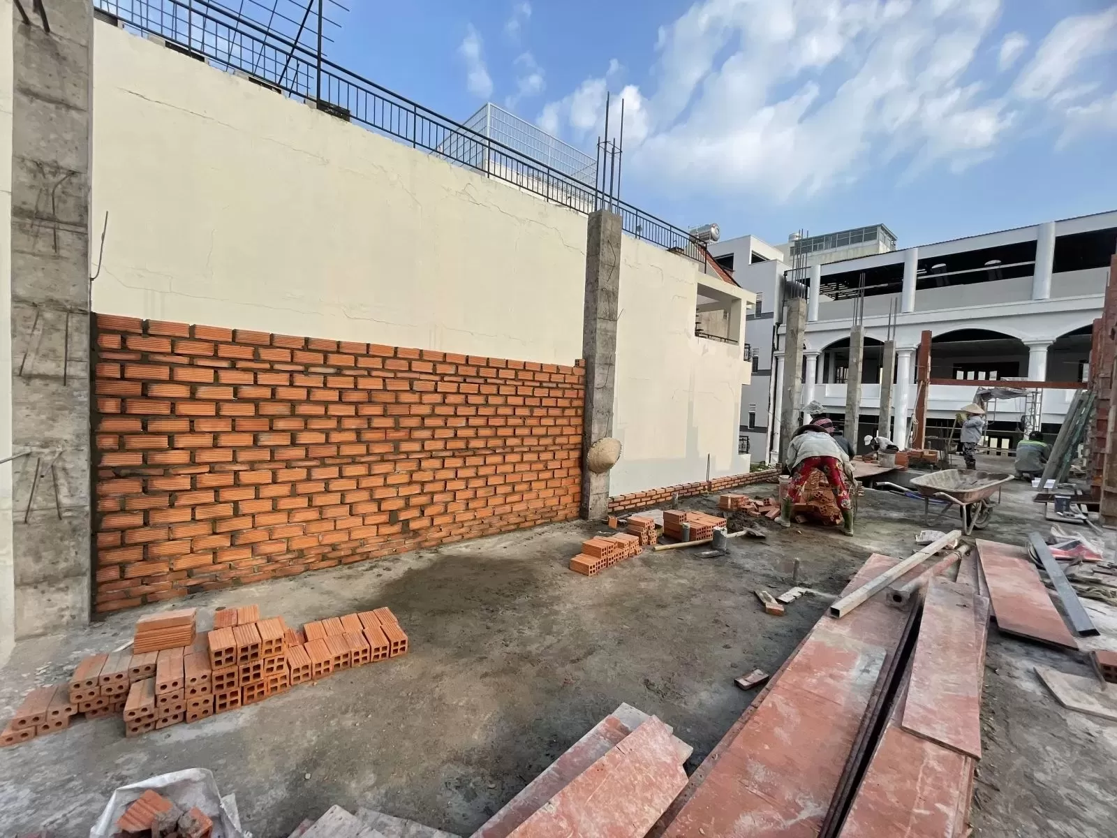 Gia chủ nên lựa chọn tầng 1 xây tường 20 để tạo sự vững chắc, các không gian từ tầng 2 trở lên có thể sử dụng tường 15