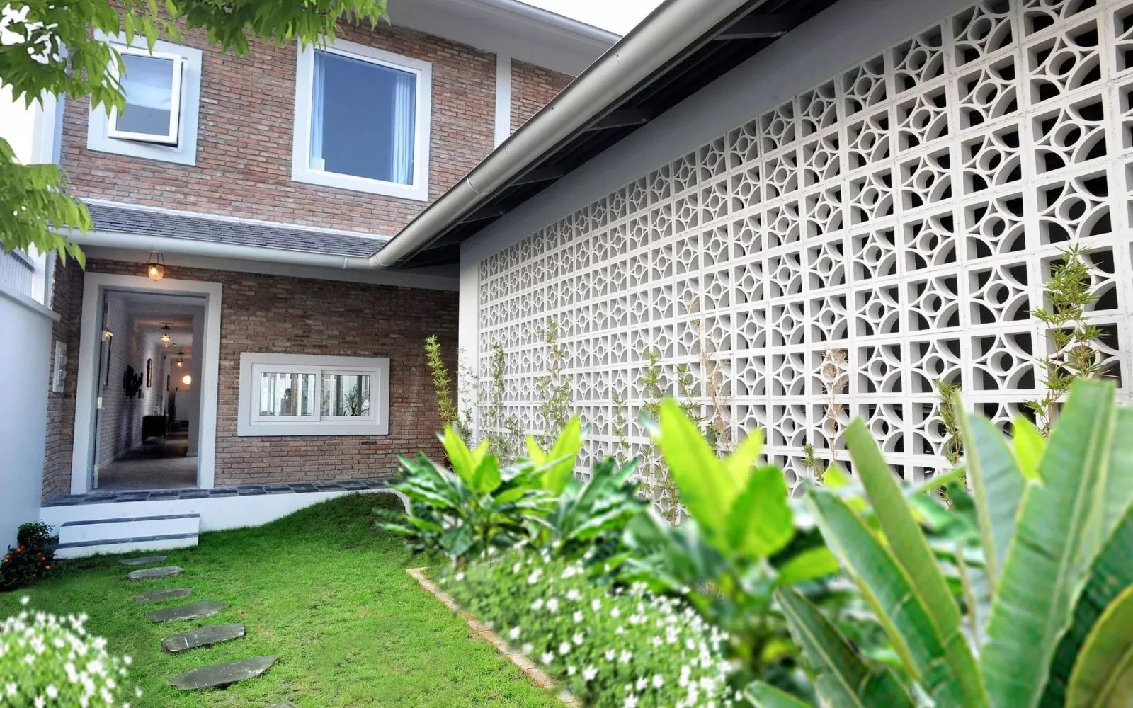 Tường rào bằng gạch bông gió truyền tải nét đẹp mộc mạc