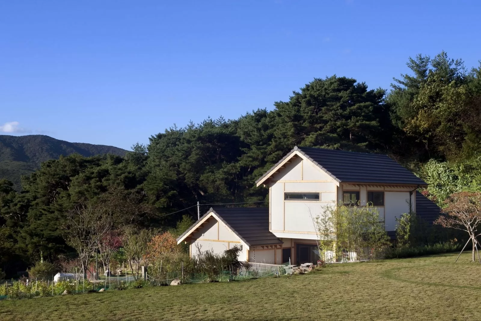 Hanok thường được làm bằng gỗ, đá và đất sét