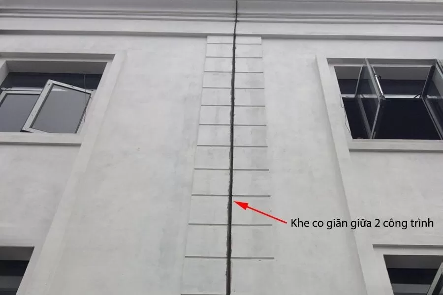 Xử lý khe hở giữa 2 nhà là vấn đề được nhiều gia đình quan tâm bởi đây là khu vực dễ bị thấm nhất giữa 2 nhà. 