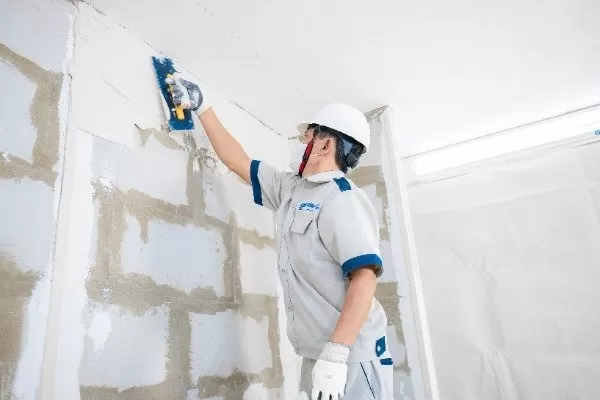 Trát tường xong có cần tưới nước không? là câu hỏi của rất nhiều gia khi tiến hành xây dựng nhà cửa, câu trả lời là có