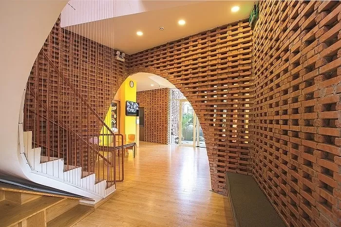 Gạch không trát dùng để trang trí bức tường, cột nhà,.. nội thất