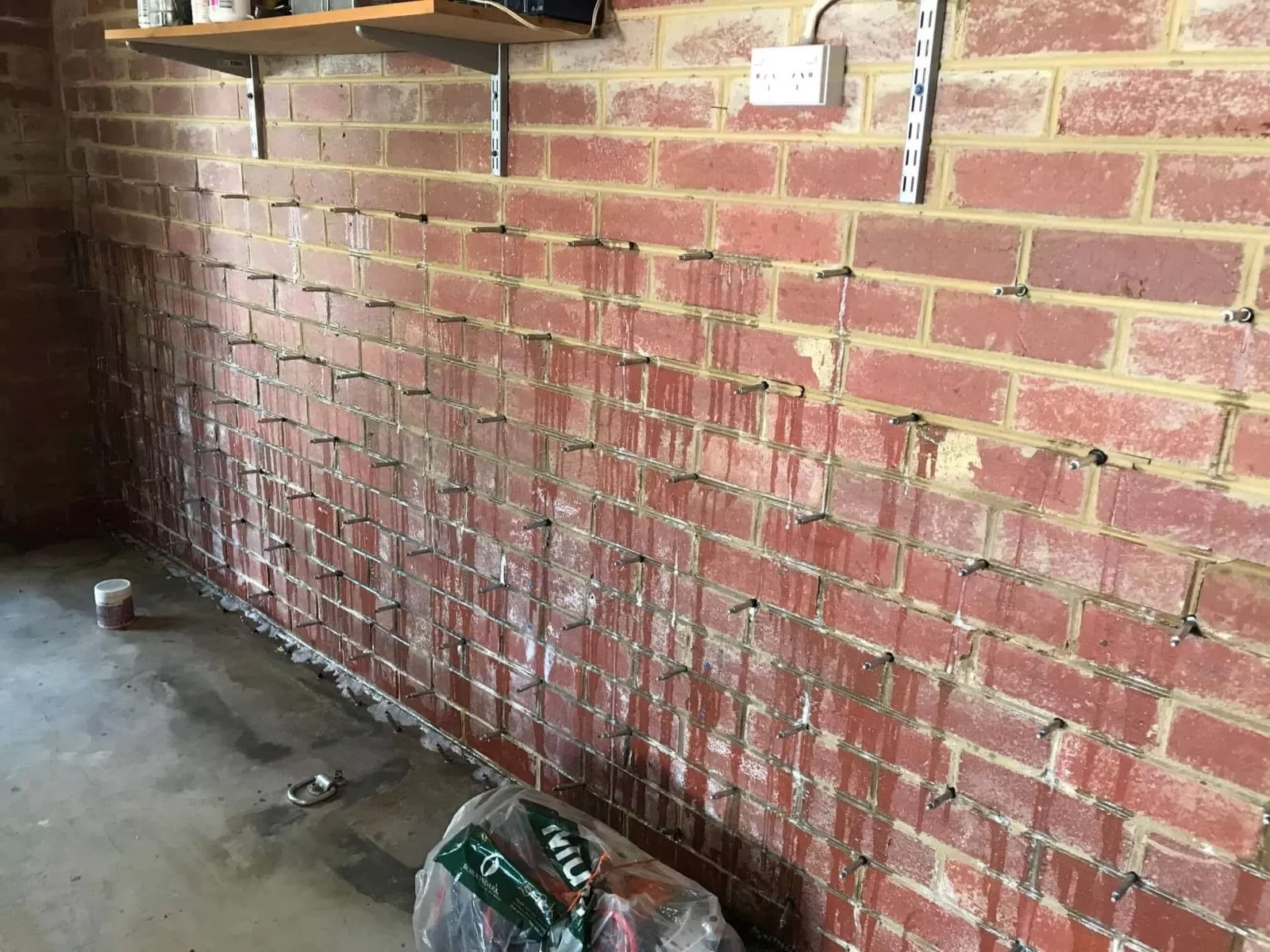 Làm sạch bề mặt tường 10 trước khi thi công chống thấm