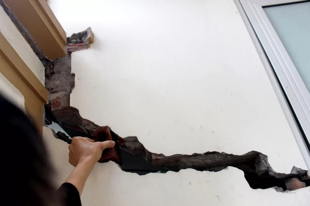 Vết nứt sâu gây nguy hiểm cho gia đình