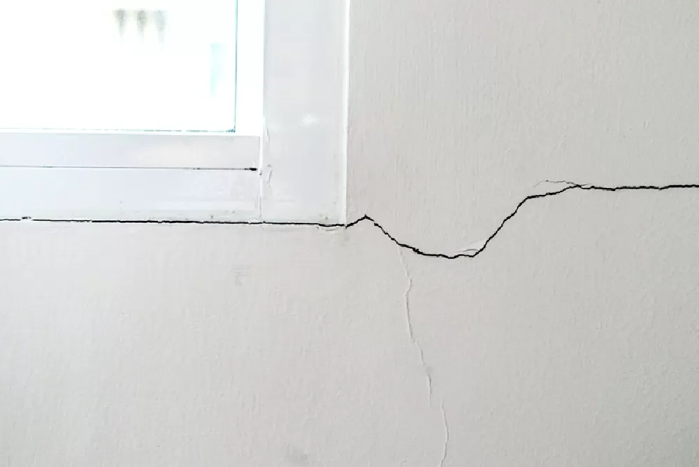 Tường nhà bị nứt ngang ảnh hưởng đến thẩm mỹ