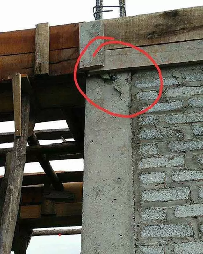 Tường nhà bị nứt dọc theo cột