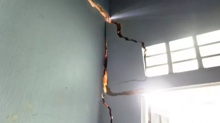 Biên độ dao động nhiệt độ quá đột ngột làm tường nhà giãn nở và nứt dọc