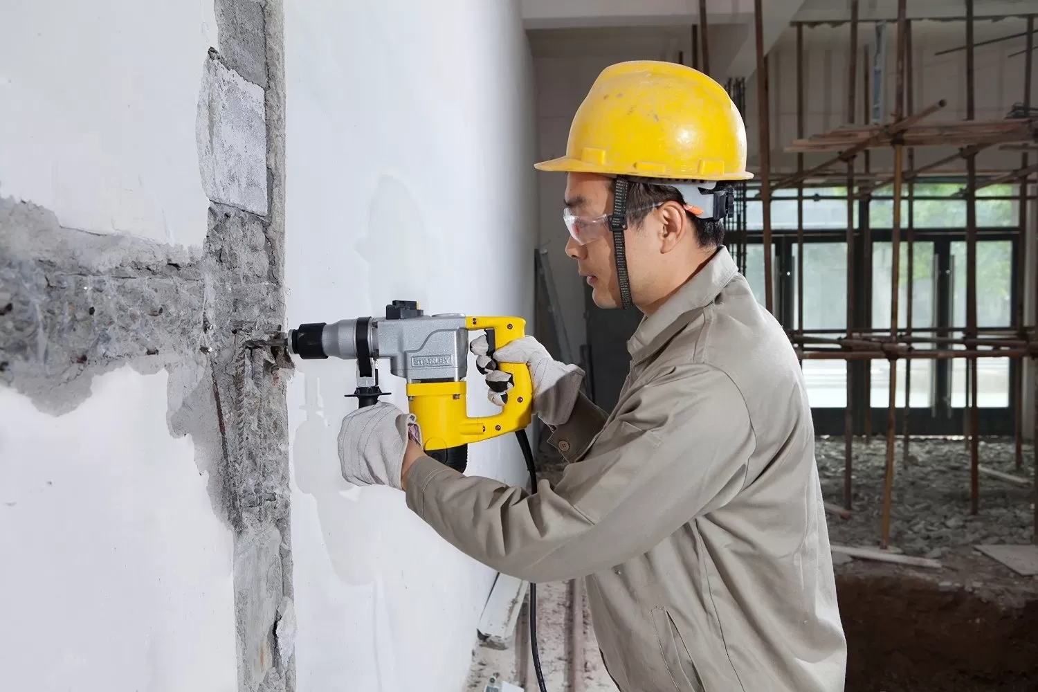 Tường bị nứt dọc do tác động của ngoại lực