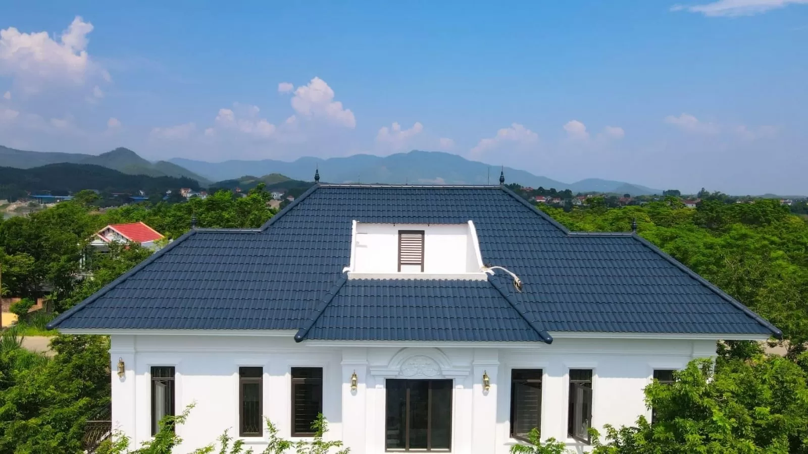 Trên thị trường, có rất nhiều loại ngói lợp mái nhật được sử dụng phổ biến, trong đó phải kể đến những loại ngói chất lượng tốt nhất, mẫu mã đẹp, giá thành hợp lý sau: Ngói Fuji, ngói Nakamura, ngói Murasaki, ngói Nippon, ngói Fuka, ngói Inari và ngói Ruby.