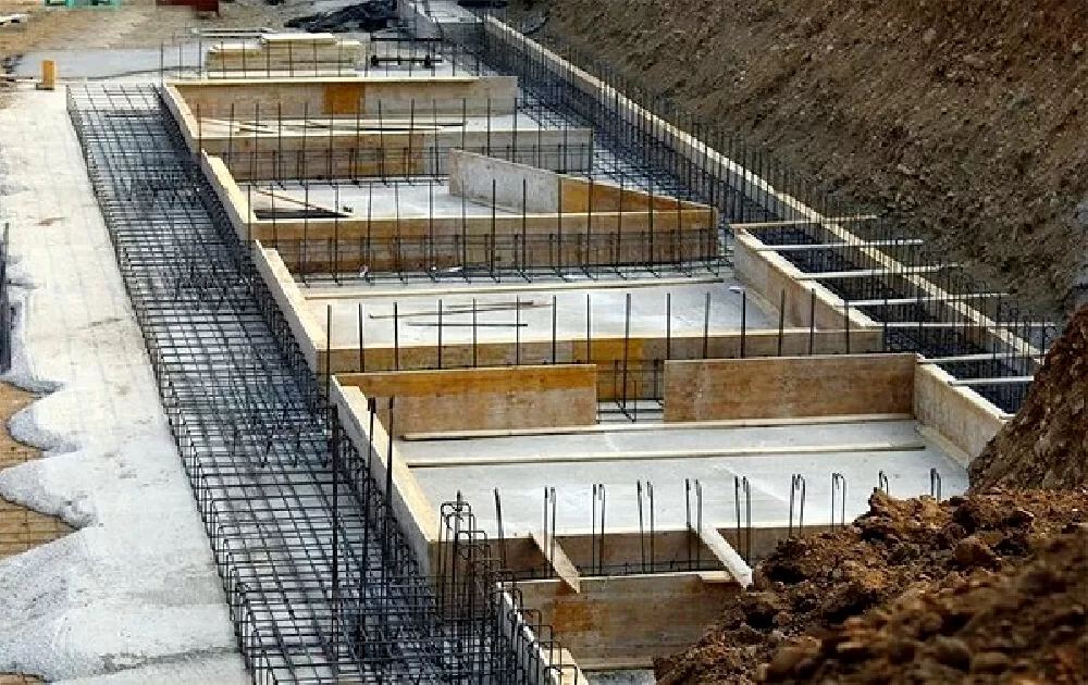 Móng băng 1 phương có kích thước nhỏ hơn móng băng 2 phương