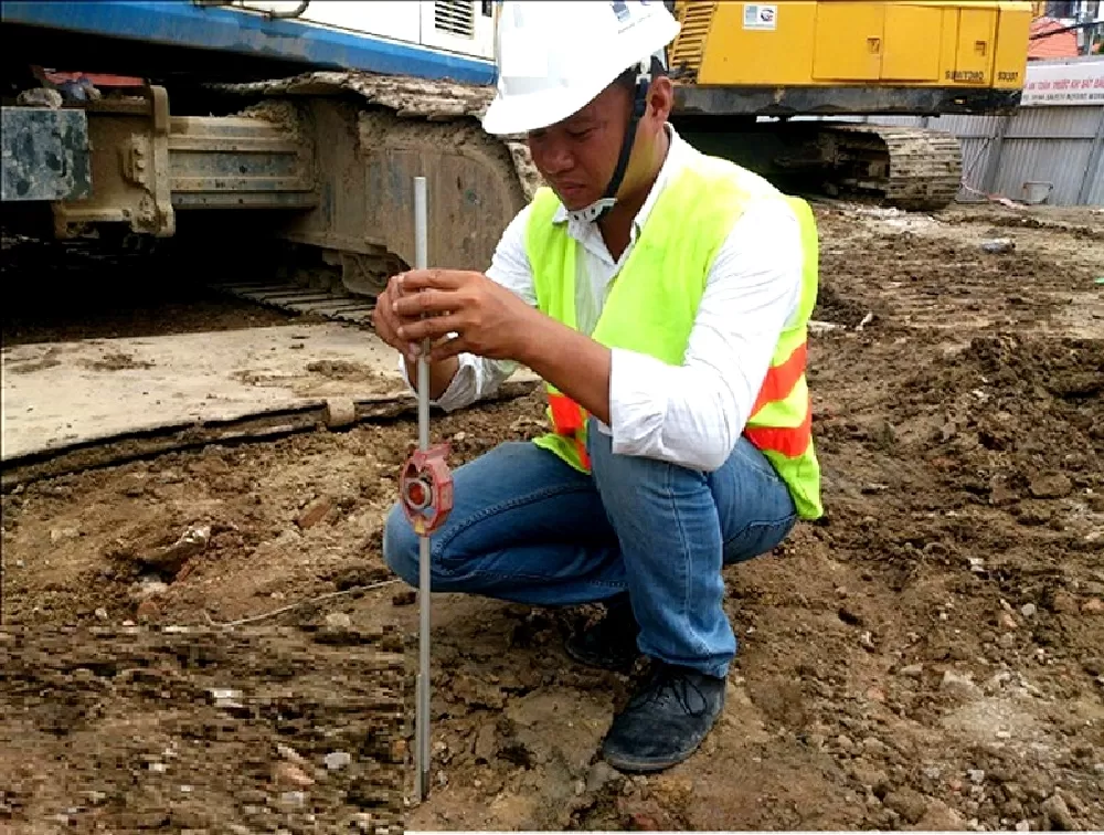 Định vị tim móng trước khi thi công móng băng