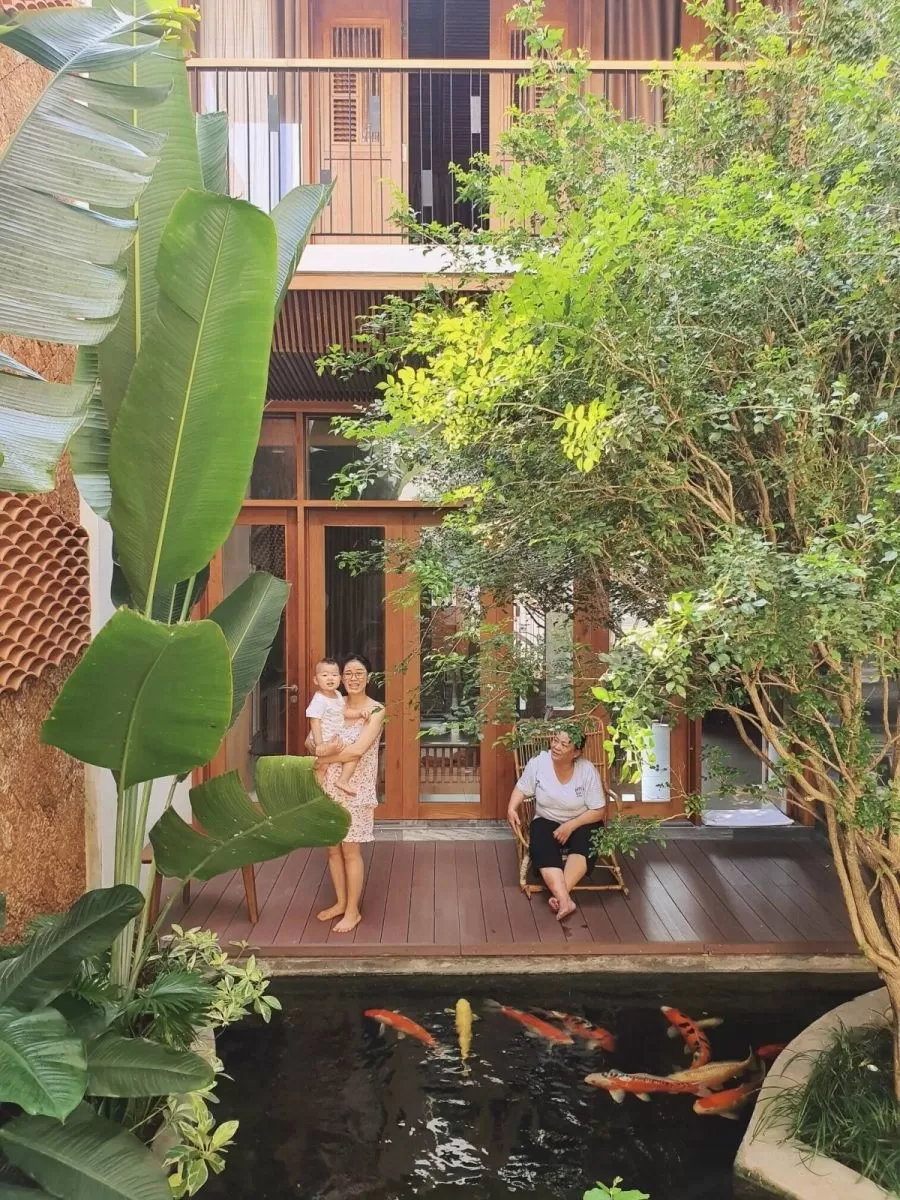 Mẫu sân vườn biệt thự đẹp hiện đại có thác nước, hồ cá