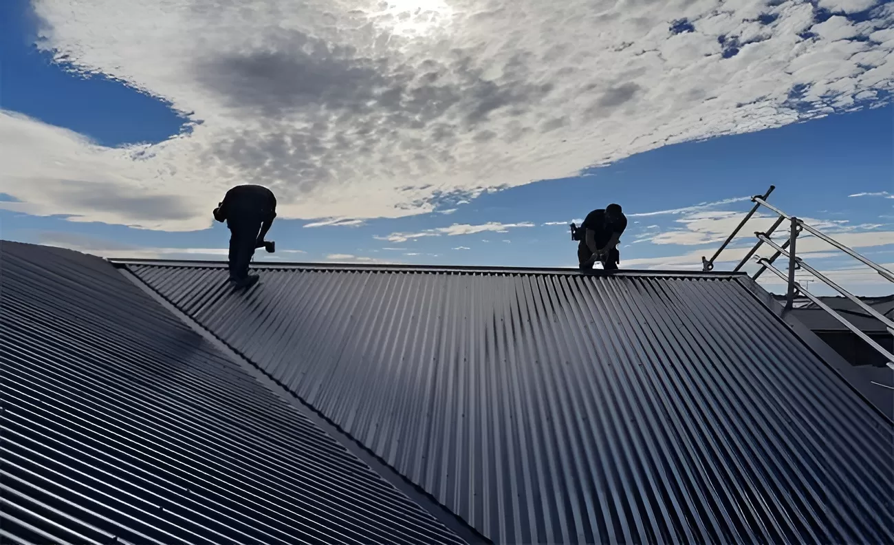 Từ các hạng mục so sánh giá lợp ngói và tôn cho thấy xây mái tôn rẻ hơn 1.5 đến 2 lần lợp mái ngói