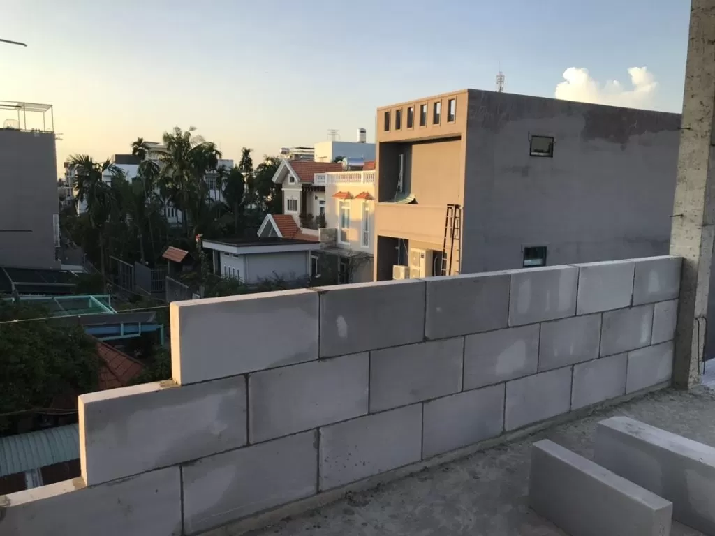 Trong thực tế, một phần khối lượng gạch sẽ bị vỡ, sứt mẻ hoặc phải cắt xén