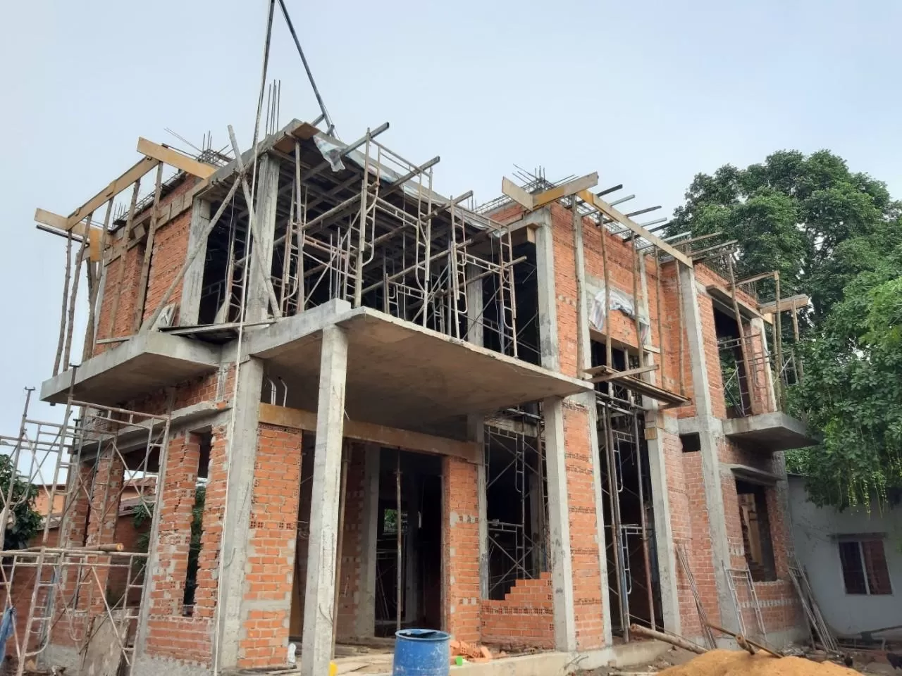 Một ngôi nhà 2 tầng đã hoàn thiện 75 phần trăm xây thô