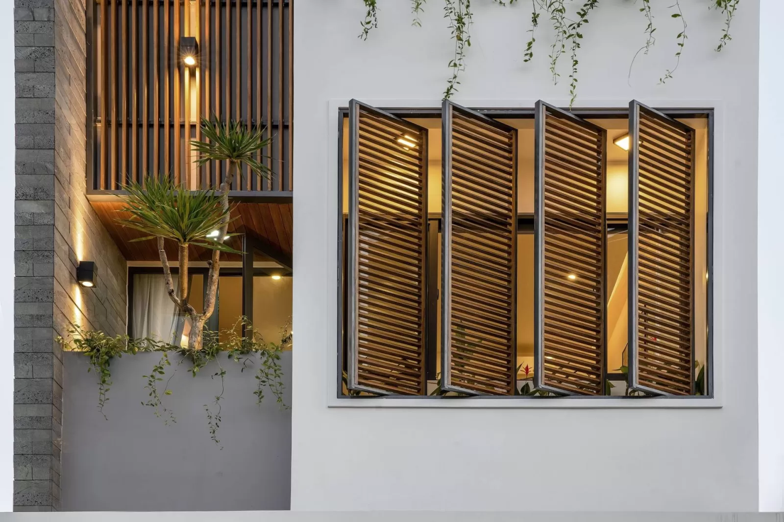 Dùng lam trang trí hoặc rèm, cửa sổ để che chắn bớt ánh sáng mặt trời