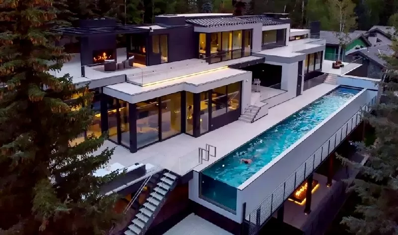 Bể bơi trên sân thượng biệt thự ven đồi