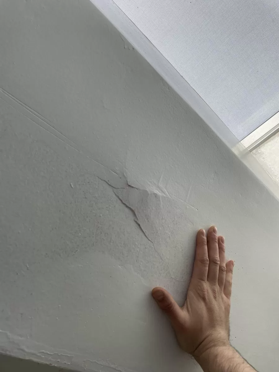 Kiểm tra tường trát đã khô chưa bằng cảm quan