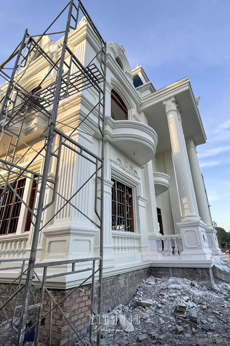 So với các loại phào chỉ composite, PU hay thạch cao, phào xi măng có chi phí thấp hơn 