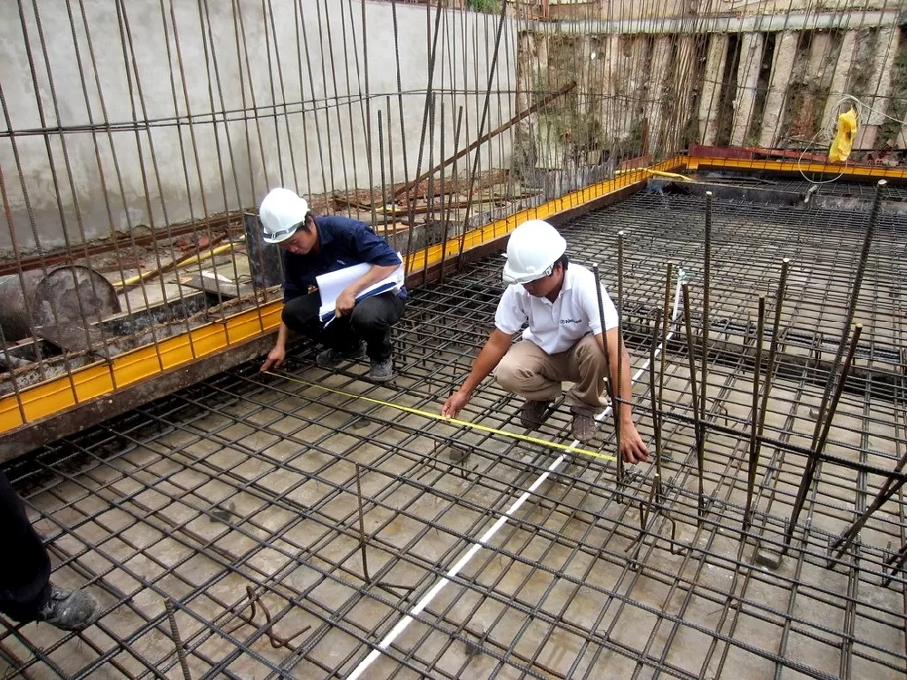 Trước khi đổ mái nhà bê tông cần kiểm tra sự chắc chắn của cốt thép