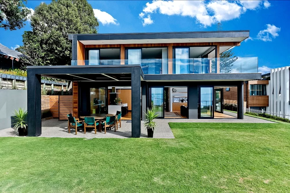 Mặt tiền của ngôi nhà được làm từ kính trong suốt, giúp tận dụng tối đa ánh sáng tự nhiên.